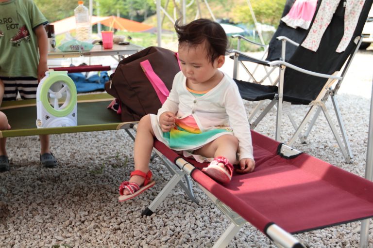 [캠핑장비] 아이들 야침으로 쓰기 좋은 코베아st 폴딩벤치체어