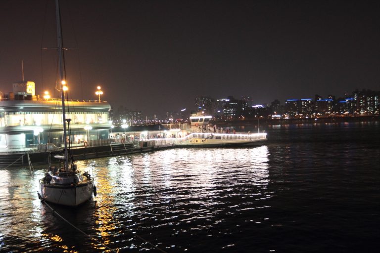 한강유람선에서 서울의 아름다운 야경을 마음껏 즐기다