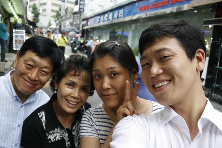 막내횟집 앞에서 찍은 우리 가족 사진