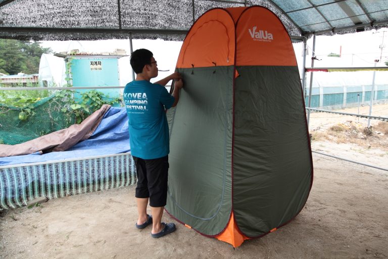 [캠핑용품] 오지캠핑의 필수용품, 원터치 샤워텐트