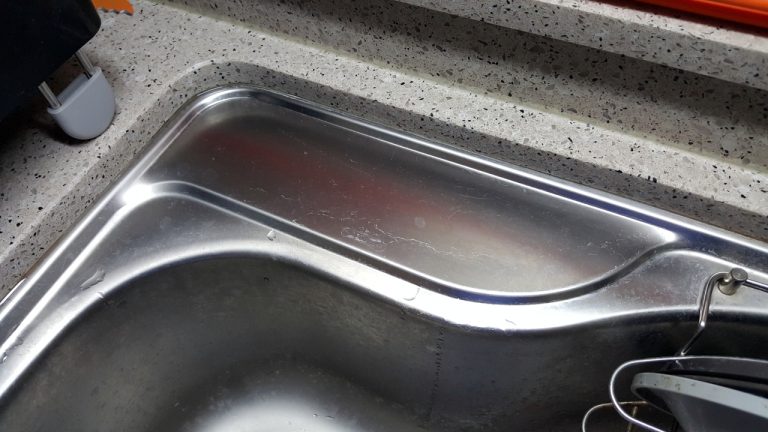 싱크대 물때 – 케미컬가이 메탈폴리쉬로 간단하게 물때 제거하기