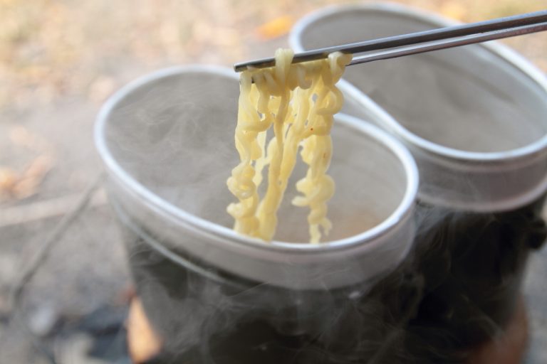 [캠핑용품] 통나무버너로 반합에 끓여먹는 맛있는 라면
