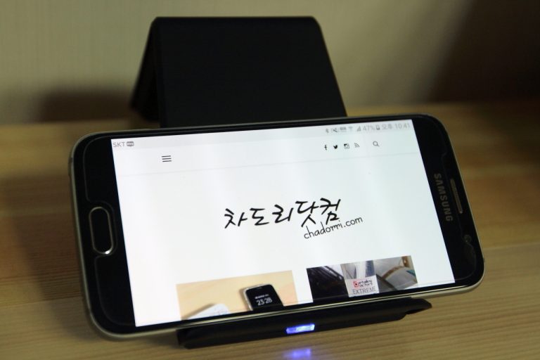[IT] 무선충전기와 거치대가 하나로, 무선충전거치대 슈피겐 F300W