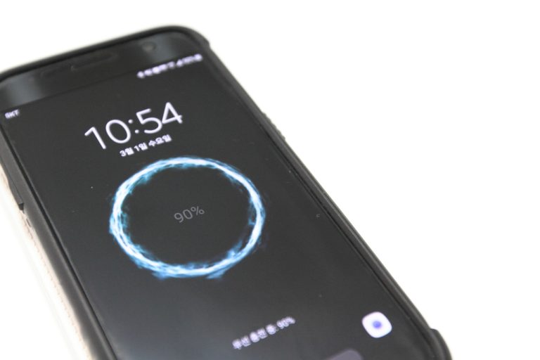 [IT] 무선충전기, 휴대폰 보조배터리가 하나로 – 코끼리 보조배터리