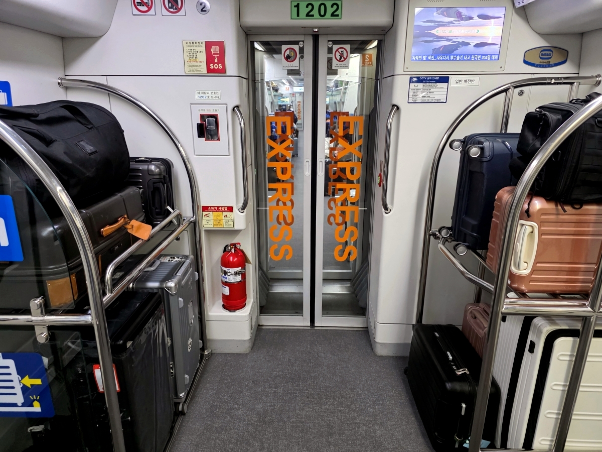 arex express train luggage rack