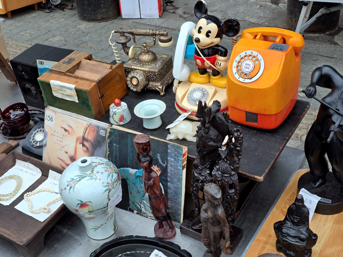 unique collectibles at dongmyo flea market seoul