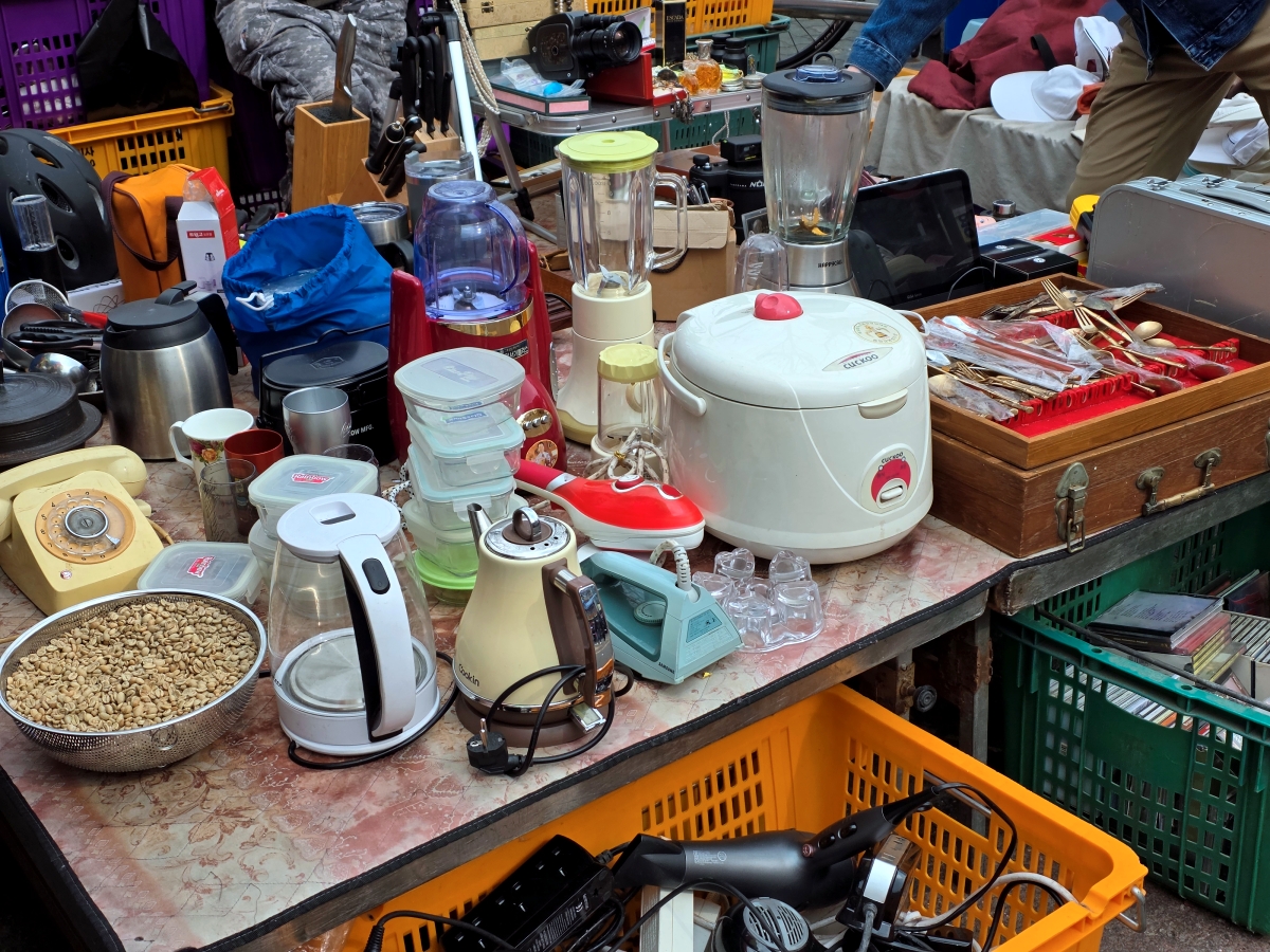 vintage kitchenware at dongmyo flea market seoul