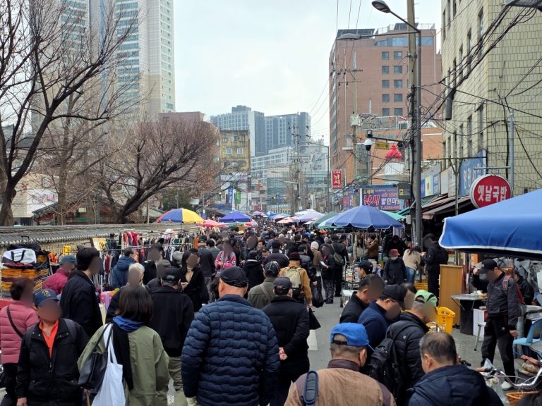 crowded weekend at dongmyo flea market seoul