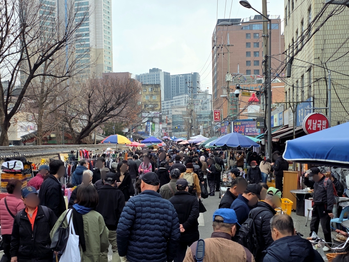 crowded weekend at dongmyo flea market seoul