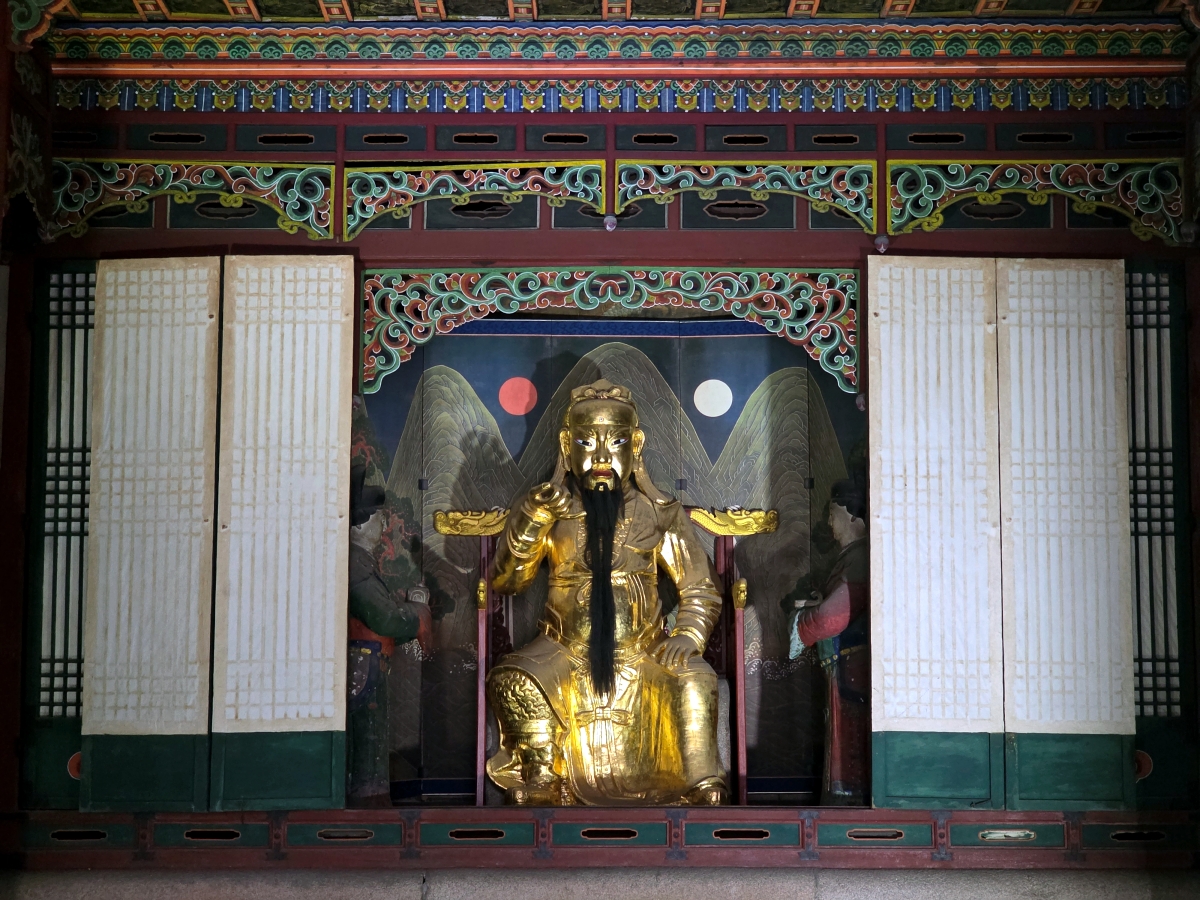 guan yu statue inside dongmyo shrine seoul