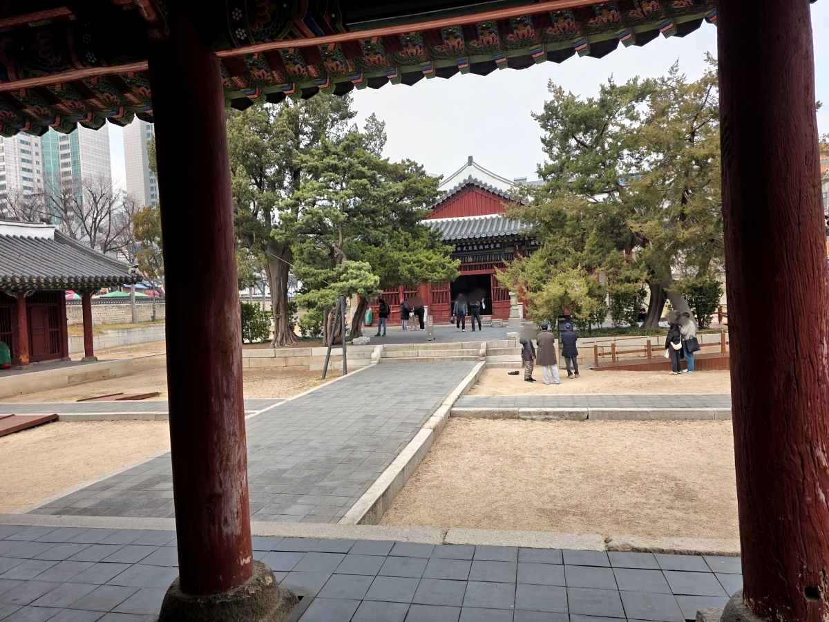 traditional courtyard inside dongmyo shrine