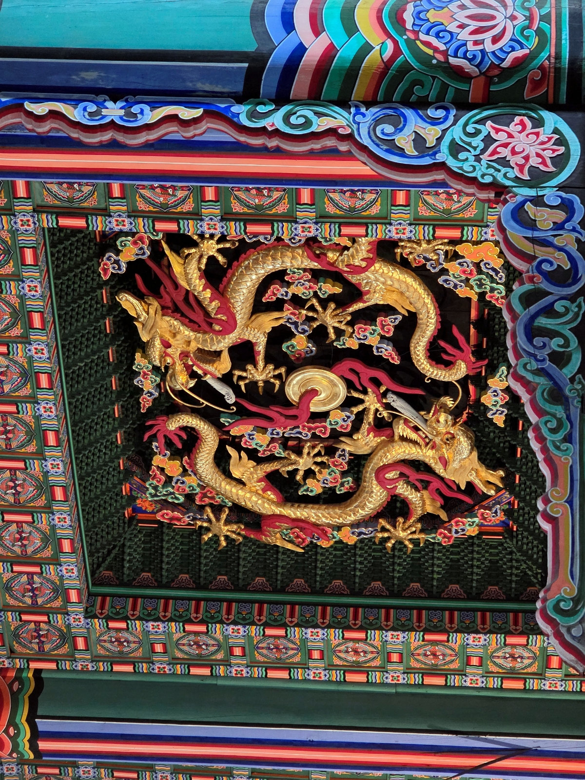 Golden dragon carving on the ceiling of Geunjeongjeon Hall