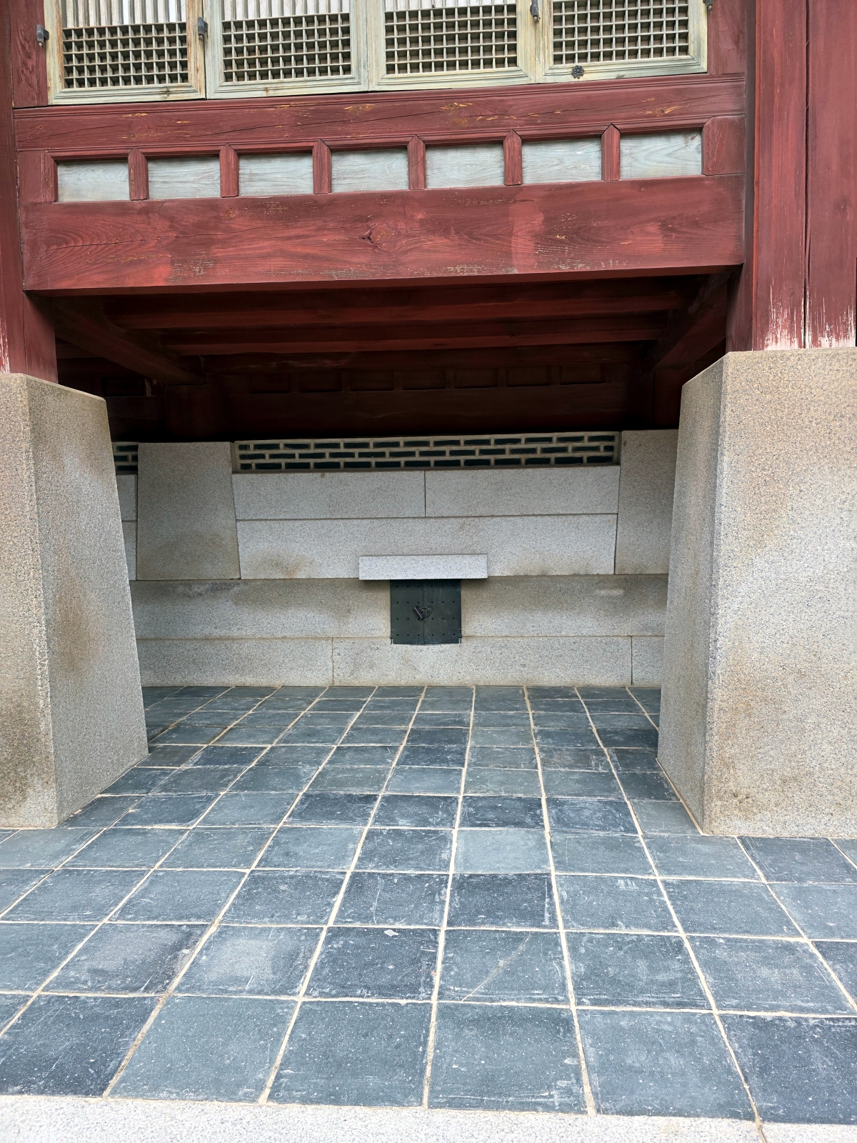 Traditional Ondol underfloor heating system architecture at Gyeongbokgung