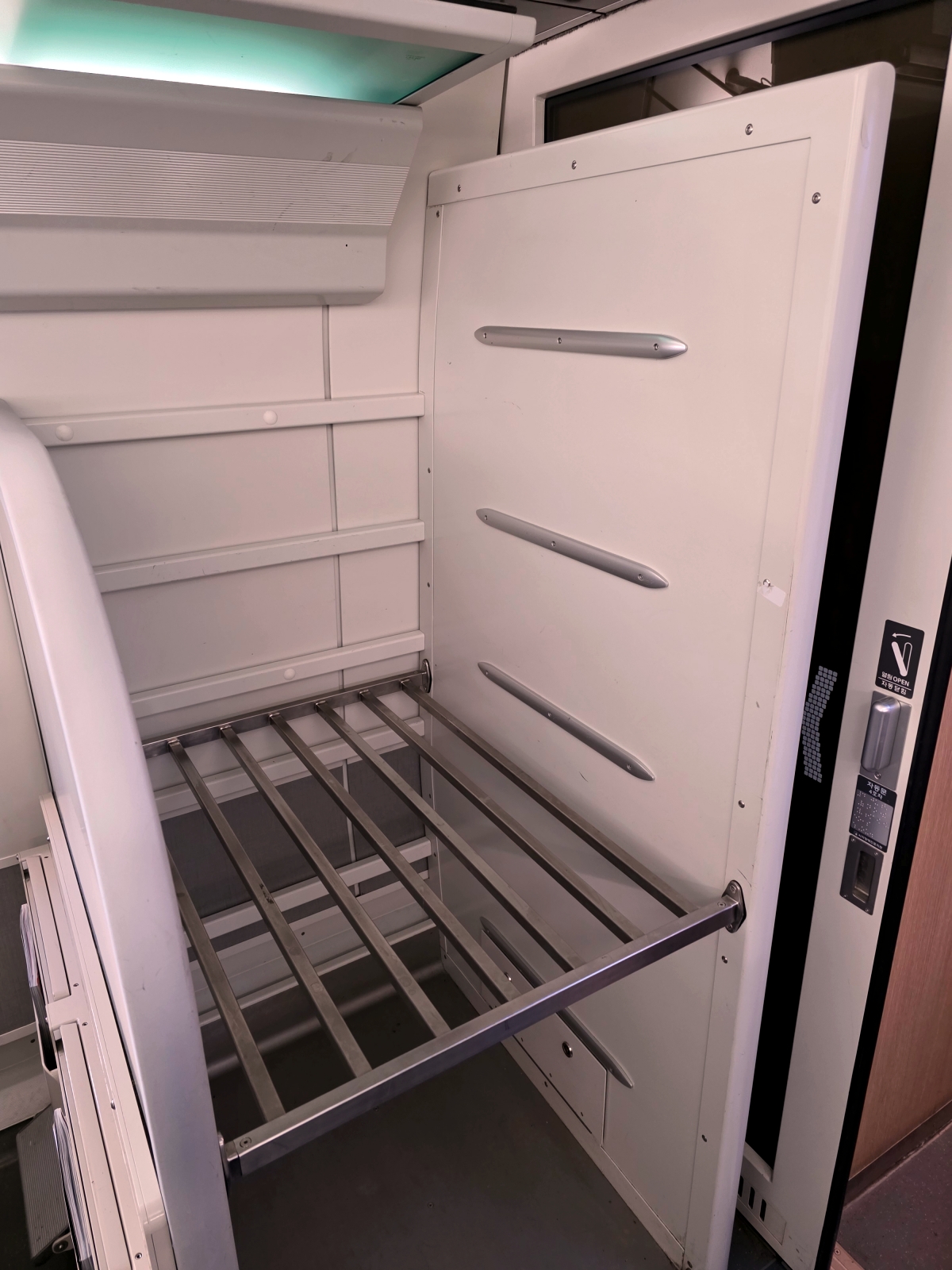 KTX-Eum luggage storage rack inside the train cabin