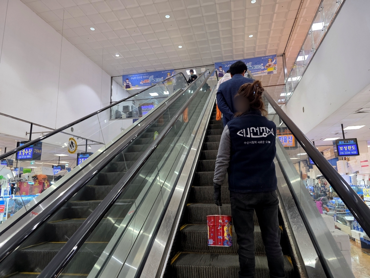 Escalator to second-floor restaurants at Seoul fish market Noryangjin