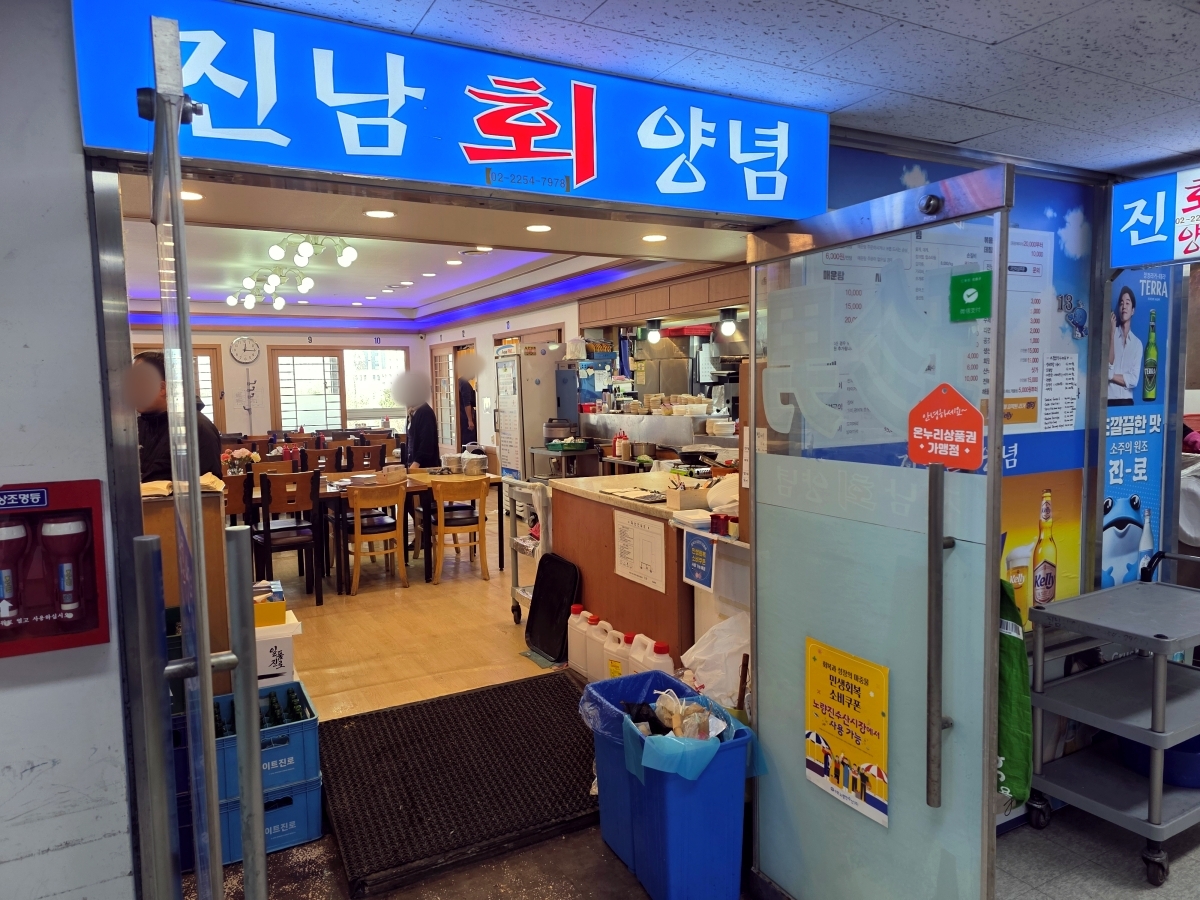 Ordering food directly at second floor restaurant Seoul fish market Noryangjin without buying seafood