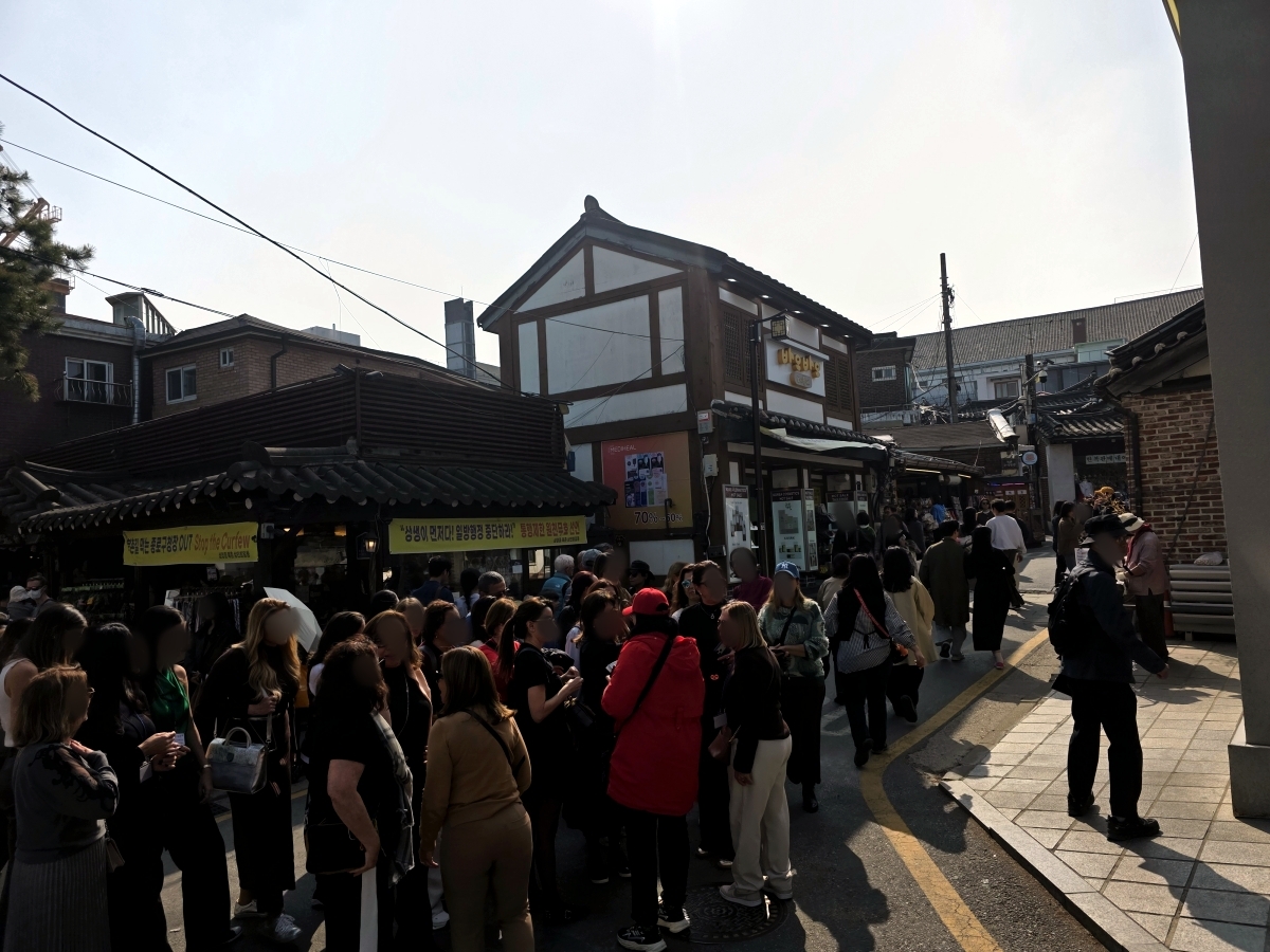 Foreign tourists at the entrance of Bukchon Hanok Village