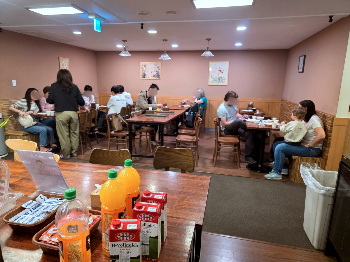 Step Inn Myeongdong breakfast area