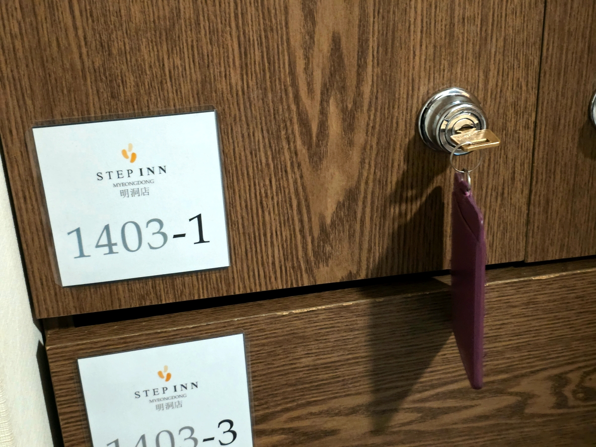 locker key attached to key card Step Inn Myeongdong