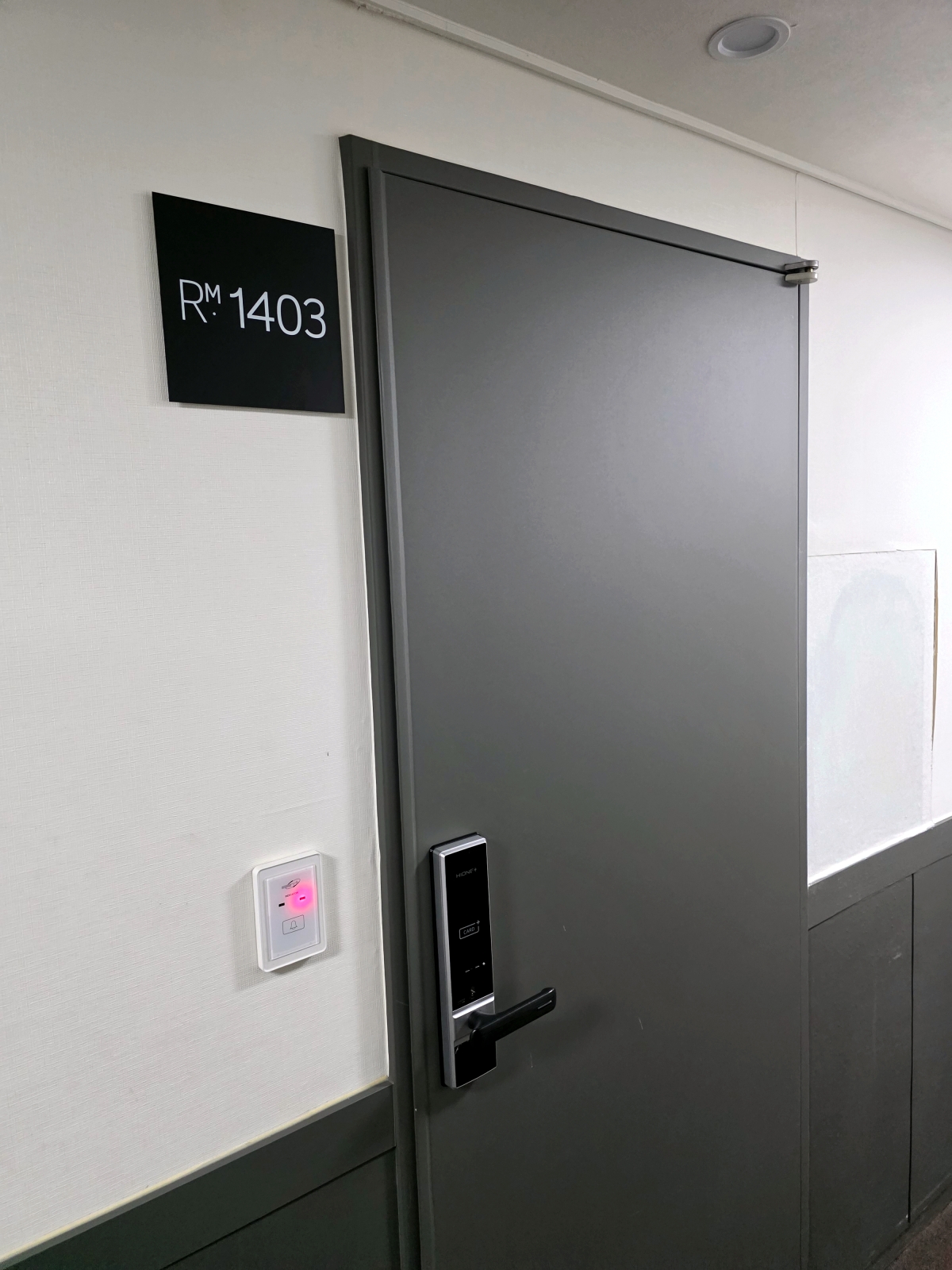 Step Inn Myeongdong room 1403 door